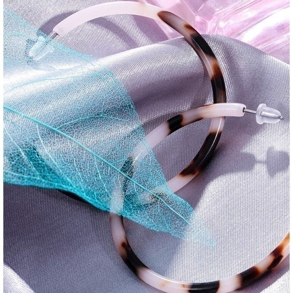 SALE💚 any 3 for $18 💚
 Tortoise Hoop Acrylic Resin Earrings - Picture 6 of 6